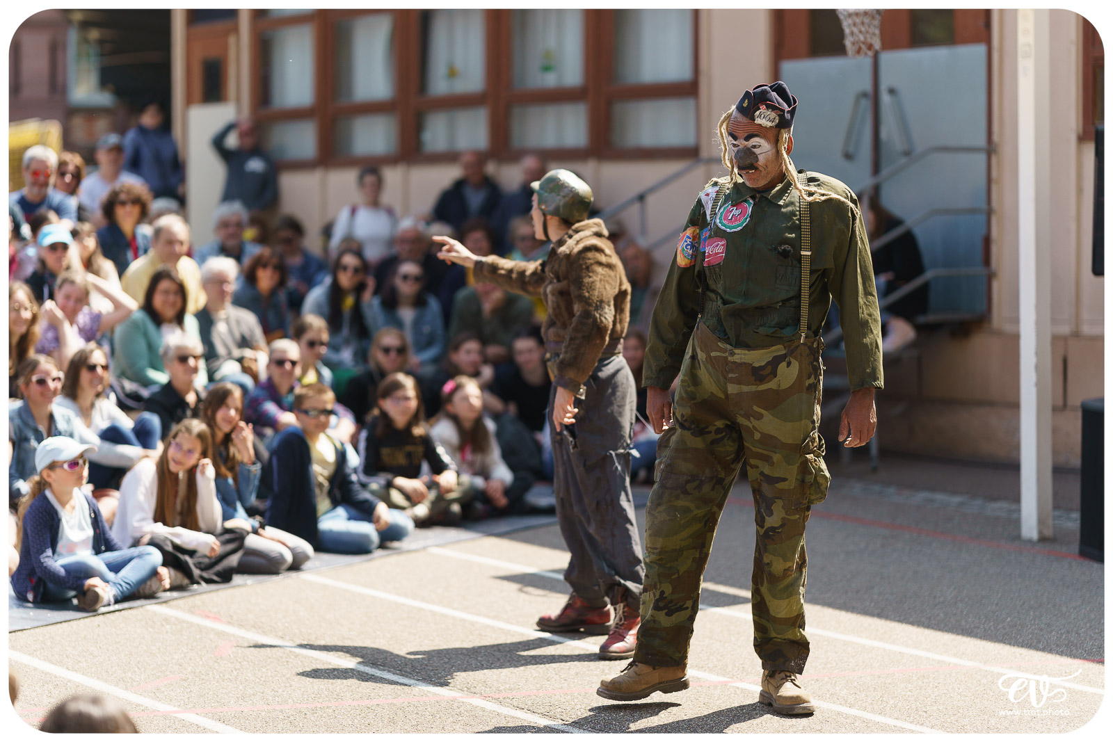 EN ATTENDANT LE 3ÈME TYPE (THÉÂTRE DE CANIVEAU)